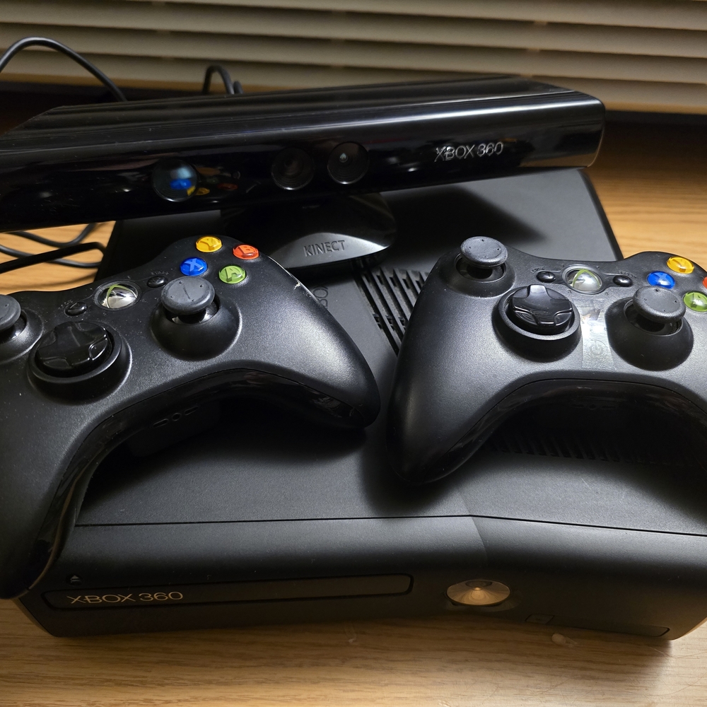XBOX 360 S CON KINECT with 2 Controllers And All Cables Included